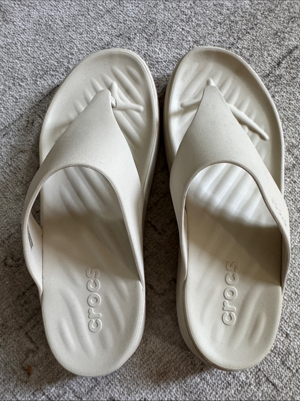 Crocs Getaway Triangle Flip Flop, Frappé, size 9 - Picture 2 of 8